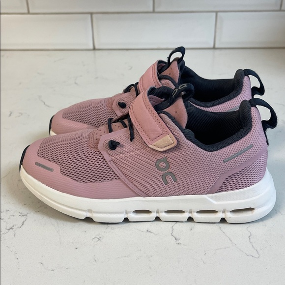 On Running Cloud Play Kids Athletic Shoes Size 13 Zephyr / White Girls Trainers - Picture 14 of 17